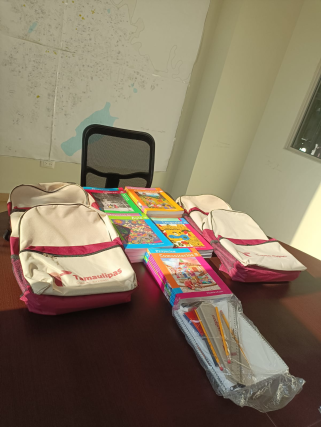 La Set Entregar Uniformes Mochilas Y Paquetes De Tiles Escolares En